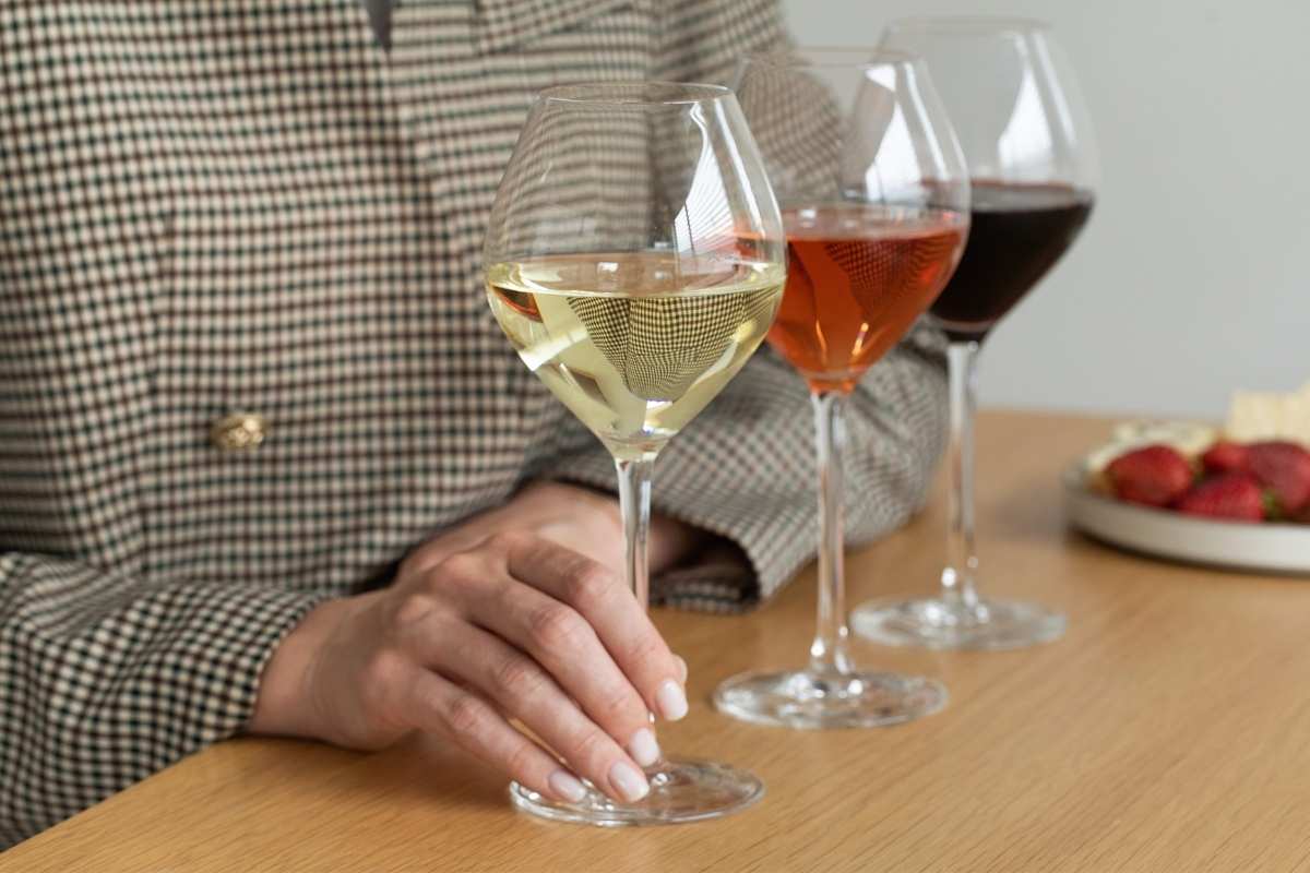belo crveno i roze vino na stolu