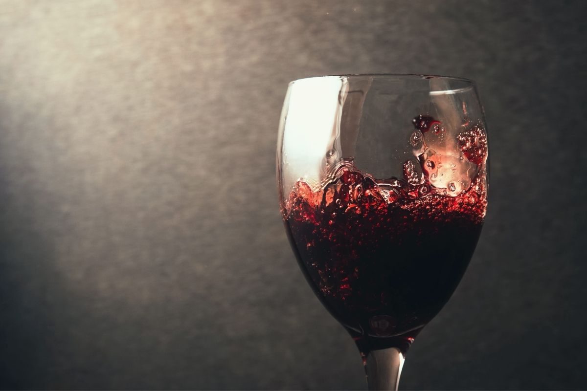 crveno vino u čaši