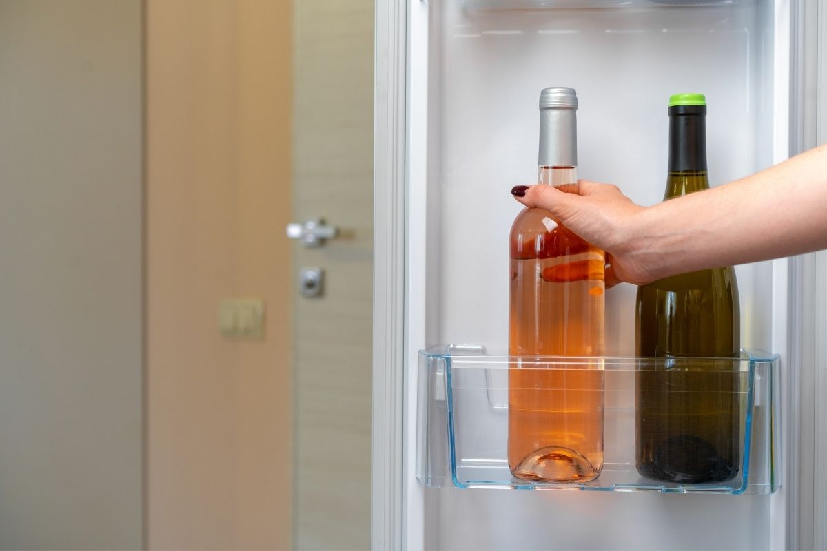 prikaz dve flaše vina u frižideru